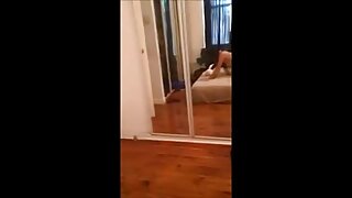 Velik tič v tesni rit