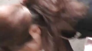 Sladka rjavolaska se igra s svojim kovinskim dildom