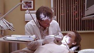 Vroča rjavolaska skače na tiča s svojo tesno rit