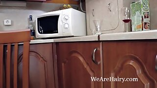 Ljubka piščanec v hlačnih nogavicah draži