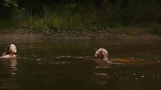 Rjavolaska z veliko rit strastno skače na tiča