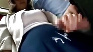 Dekle z mokro muco skače na tiča