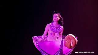 Super velike joške tap mačeha vroča mama milf črne hlačke