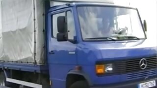 Najstnica z neverjetno rit se razgoli pred spletno kamero