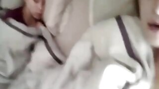 Dekle vzame svoj klitoris za vrtenje