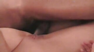 Seksi najstnica pozira za svojega prijatelja