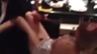 Privlačna babe sedi na obrazu in jaha tiča