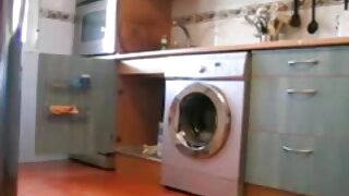 Dekle daje svojemu moškemu prijeten footjob