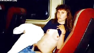 Dekle v očalih sesa tiča