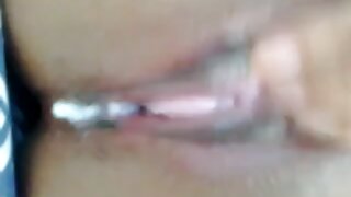 Dekle sesa velikega črnega tiča