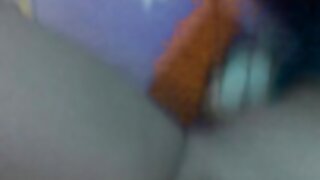 Dekle z velikimi joški jaha tiča