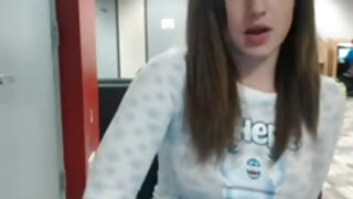 Dekle z velikimi joški skače na tiča in seks igračo