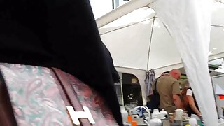 Dekle z očali nestrpno sesa kurac