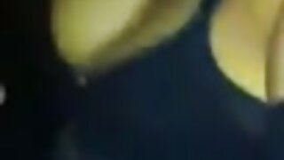 Rjavolaska najstnica v bikiniju sesa kura