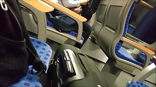 Blondinka hottie se igra s svojo fino muco