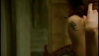 Blondinka z velikimi joški se izvleče