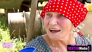 Kremna blondinka se udari z velikim dildom