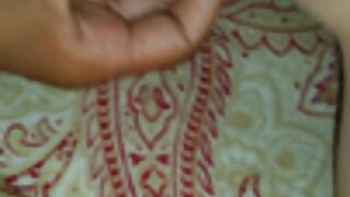 Par vročih žensk se poljubi