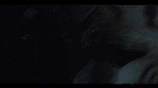 Blondinka z obrito muco skače na tiča pred kamero