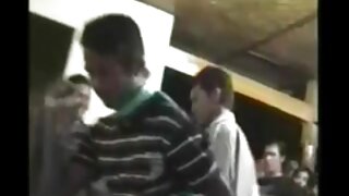 Črne nogavice jo naredijo še bolj vroče