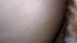 Pohojena prasica se zajebava z vibratorjem v analnem