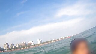 Dekle z velikimi naravnimi joški in rit ima seks