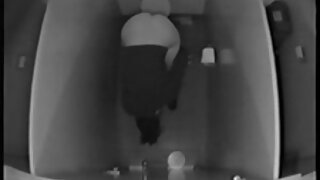 Ljubko dekle sesa velik kurac in dobi spermo v usta