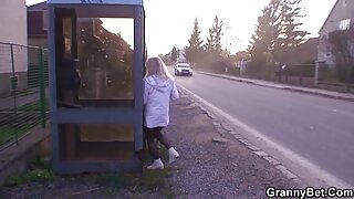 Blondinka srček naredi, da njen moški eksplodira v njenih ustih