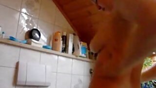 Simpatična spletna kamera, drobna punčka, se poka z velikansko igračo