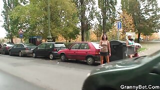 S prsti njeno tesno malo muco