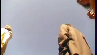 Debel s težkimi prsmi ga globoko sesa