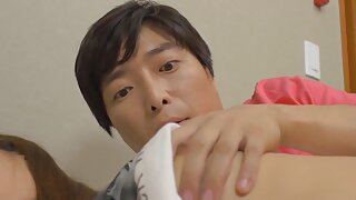 Dekle v roza kratkih hlačah in z veliko rit skoči na mojega tiča