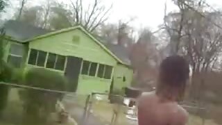 Ljubka rjavolaska z naravnimi joški jaha tiča