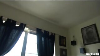 Mokra blondinka se zabava pod tušem s svojim BF