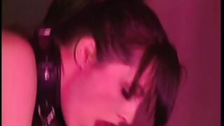 Prsata rjavolaska uživa v vožnji z neravnim tičem