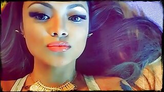 Pohotno golo dekle na plaži