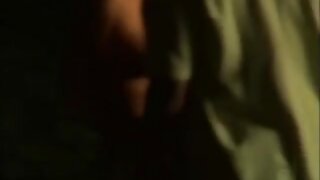 MILF pokaže svoj tesen grm