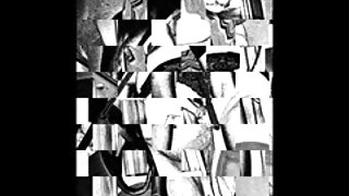 Lepa rdečelaska jaha svojega moškega na plaži