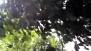 Moški sok na njenem ljubkem obrazu