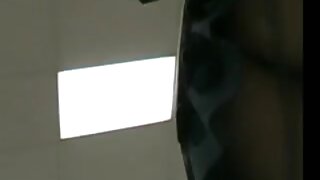 Najstnica z velikimi joški sesa tiča