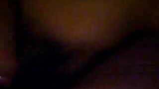 Golo dekle z zavezanimi očmi liže muco