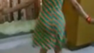 Prsata piščanec zajebal in sesa v kuhinji