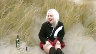 Azijski med, ki razkazuje svoje breskve