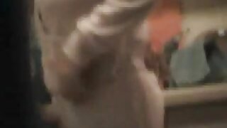 Privlačna rjavolaska z modrimi očmi faha in se obremenjuje po obrazu