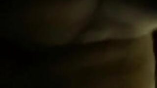 Dekle z obrito muco skoči na tiča