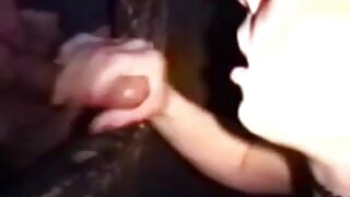 MILF z velikimi naravnimi joški daje blowjob in seksa