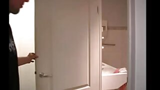 Ko konča delo manekenke, jo njegov poželjivi mož odpelje v sobo, prekleto