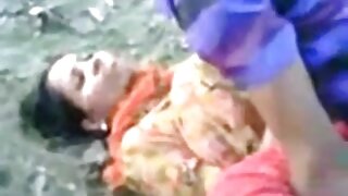 Zvijanje in stiskanje njenih trdih bradavic