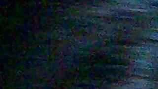 Čudovita rdečelaska vklopi svoj vibrator.