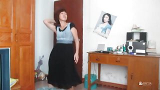 Prsata blondinka obožuje tiča